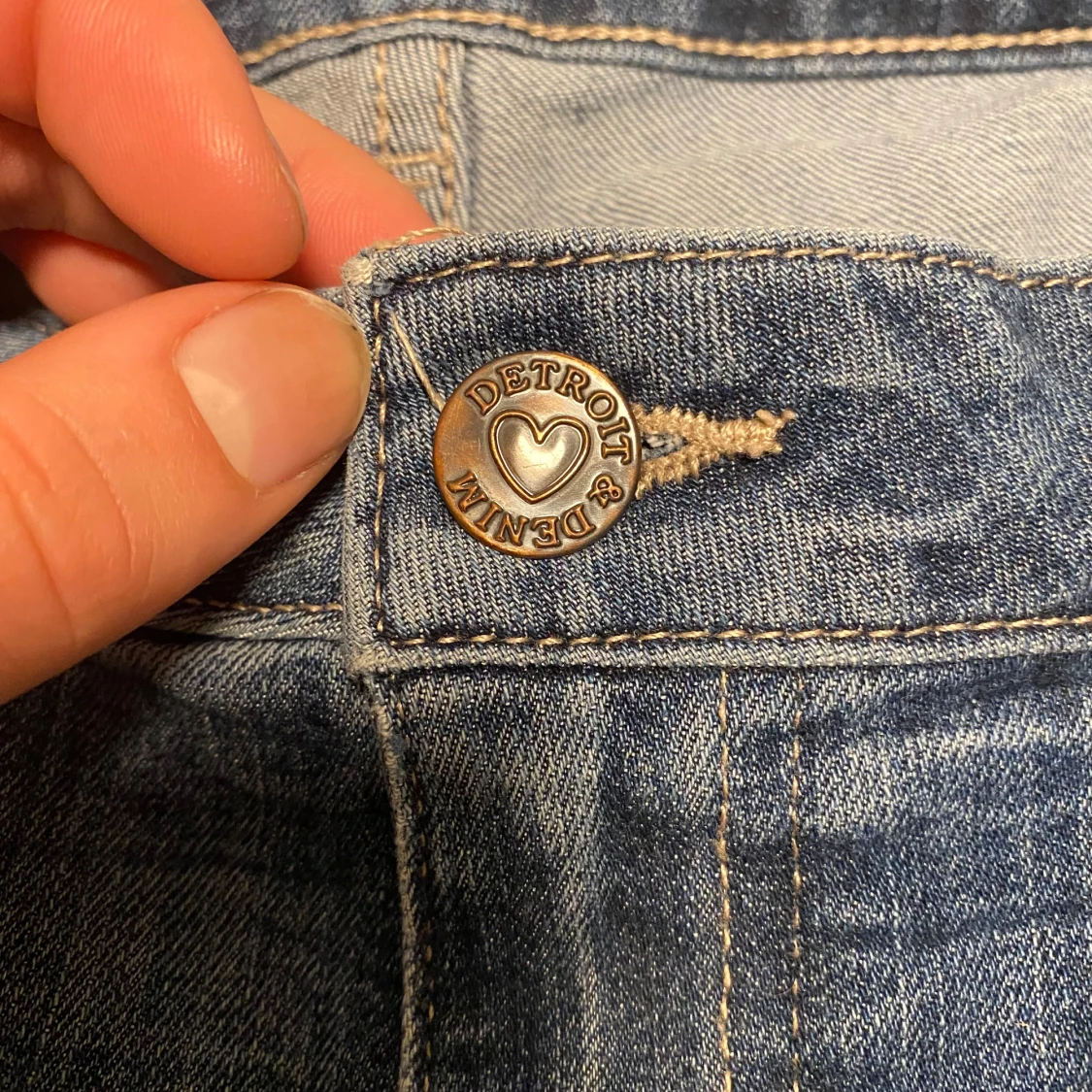 Jeansshorts med patches från Lindex - 91