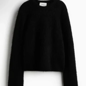 Svart mohair  tröja - Mysig svart tröja med lång ärm och fluffig textur. Perfekt för kyliga dagar när du vill ha något bekvämt och stilrent. Passar bra till både jeans och kjol.