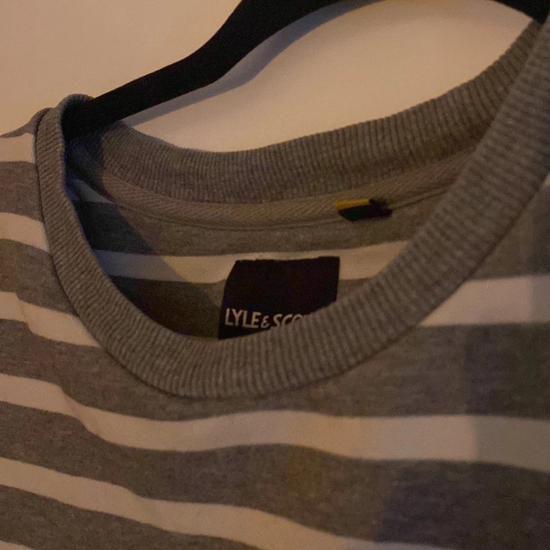 Grå och vit randig tröja från Lyle & Scott - 93