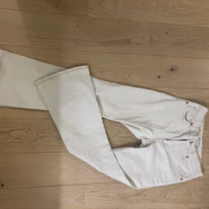 VITA BYXOR ZARA (FLARE) - Vita byxor ifrån Zara. Modell: Flare. Använda ett fåtal gånger. Mycket bra skick. HÄMTAS UPP I STOCKHOLM, skickar ej