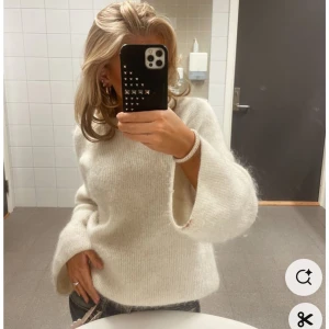 Arket stickad tröja - Säljer denna vita stickade tröjan från Arket. De två sista bilderna är mina!<3. Väldigt sparsamt använd och är i mycket bra skick.