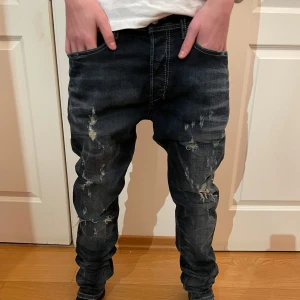 Mörkblåa  jeans från Diesel - Mörkblåa jeans från Diesel med slitna detaljer och en slim passform. Grymt skick och är extremt sköna, priset är ej hugget i sten!😀