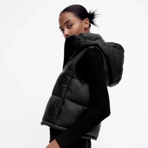 Zara puffer väst - Varm och skön väst från Zara i storlek xs. Västen är båda vatten och vindtätt vilket gör att den fungerar perfekt under hösten. Västen är i bra skick och säljs då den inte kommer till användning längre. 💞kan gå ner i pris