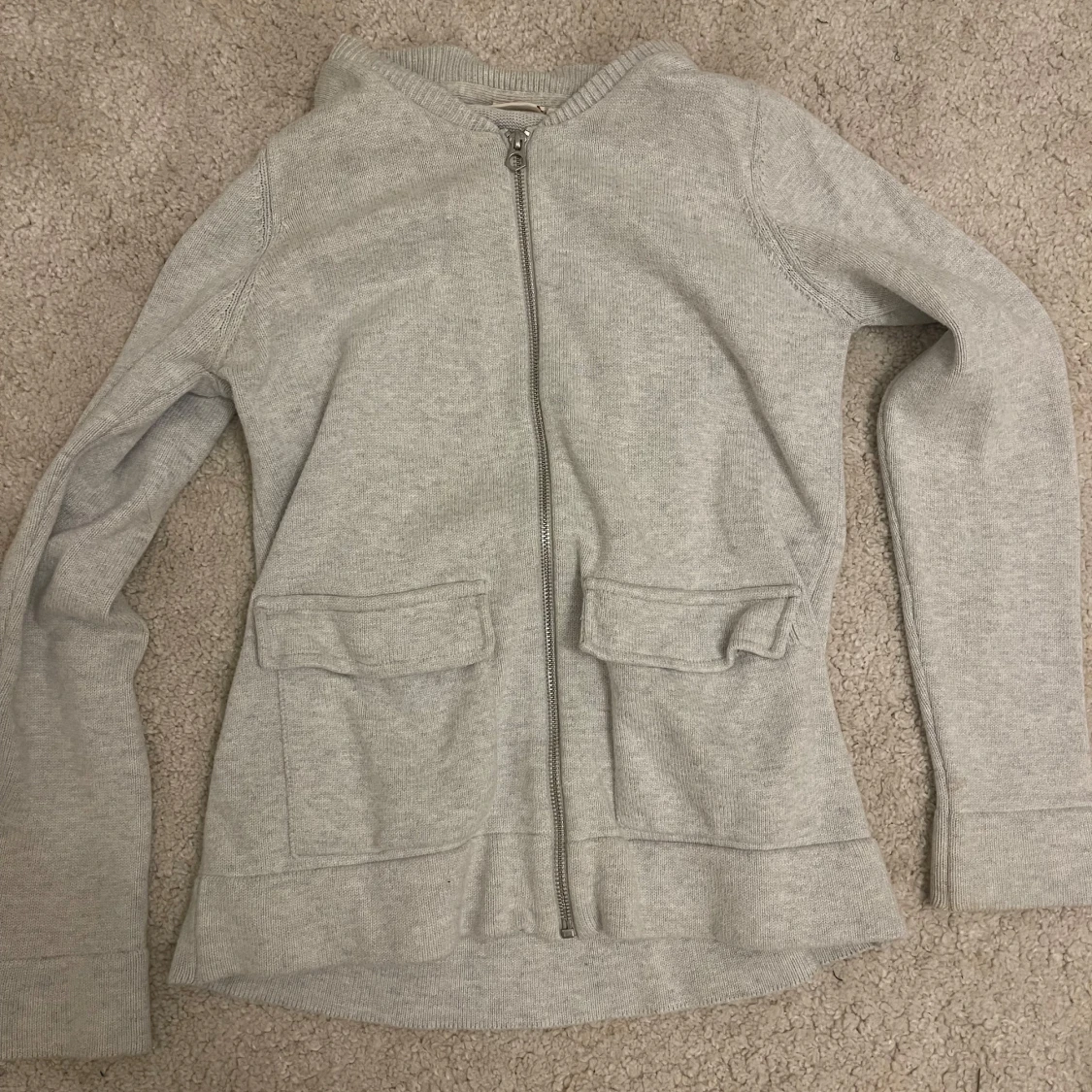 Grå kofta med dragkedja - 90