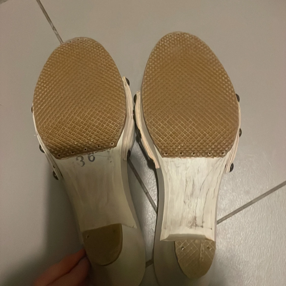 Vita klackskor  - 93