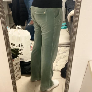 Juicy byxor - Storlek L, har en fläck på ena låret som knappt syns❤️