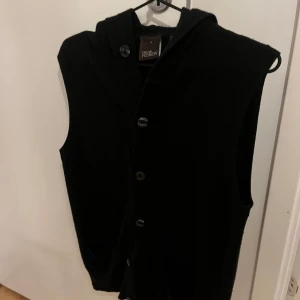 Svart  Oscar Jacobsson väst  - Snygg svart väst från Oscar Jacobsson, storlek Small och är riktigt bra skick 