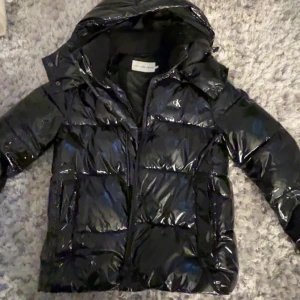 Svart pufferjacka från Calvin Klein - Snygg svart pufferjacka från Calvin Klein. Jätte bra skick och köpt förra vintern. Storlek M men sitter som en S, skriv för bilder på!