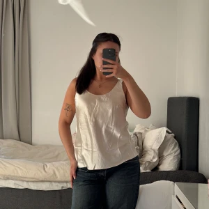 Créamefärgad sidenlinne - ASOS - En jätte elegant topp som är enkel att klä upp & ner 🦋 storlek 40 men använder själv storlek 38