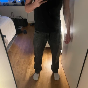 Svarta Levis 501 jeans  - Hej!  Säljer dessa jeans i toppskick använda max en gång. Levis 501 Färg: Svart Storlek: 32/32 Skick: 10/10 Pris: 450kr 
