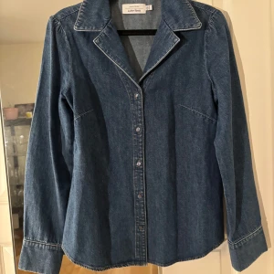 & other stories jeans jacka - skit snygg jeans jacka/skjorta från & other stories, denna jacka passar perfekt till våren och sommaren, strl 36, den är ganska normal i modellen. Den är insydd där bak så den ger en fin figur. Nypris är ungefär 600kr. Den går att använda som en skjorta eller jacka!