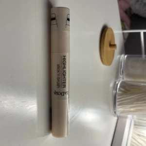Stick’ n brush Highlighter från Isadora - Säljer en highlighter ifrån Isadora! Jag har haft highlightern i ca 1-2 veckor men har tyvärr inte haft användning av den, den är i väldigt bra skick och är använd fåtal ggr. Färgen är Sparkeling Beige! Var inte rädda att skicka prisförslag eller att skicka frågor!🥰
