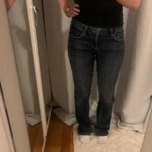 Lågmidjade bootcut jeans Zara - Säljer dessa mörkblå lågmidjade bootcut jeans från zara i storlek 36! Väl användna och slitna längst ned på benen och rumpan. Skriv vid frågor!💗