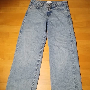 Blå jeans från Perfect Jeans - Snygga blå jeans från Perfect Jeans i storlek S. De har en klassisk femficksdesign med knapp och dragkedja framtill. Perfekta för en avslappnad stil. Orginal pris 500kr. Priset går som vanligt att diskutera.