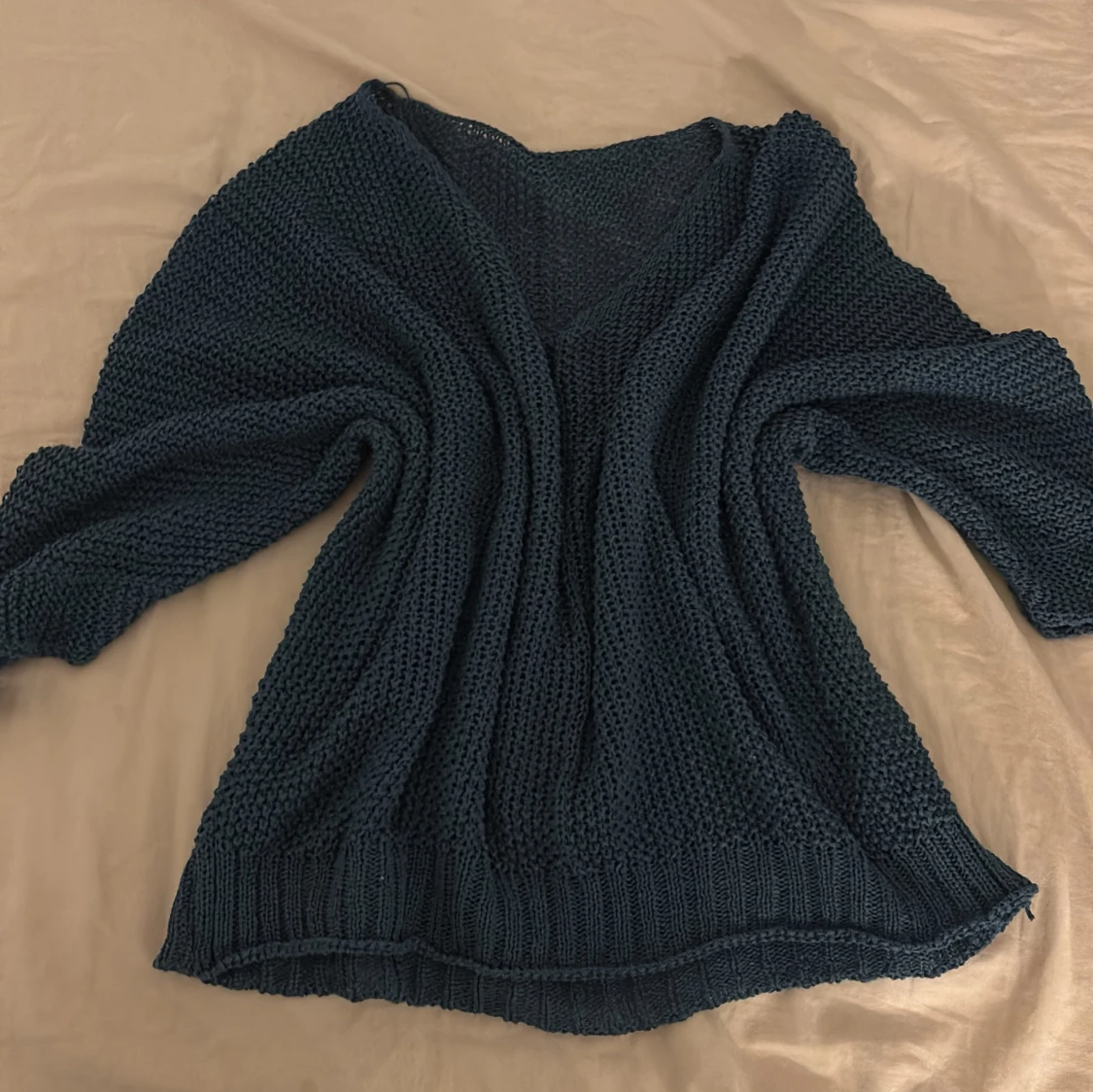 Mörkt blå stickad genomskinlig tröja