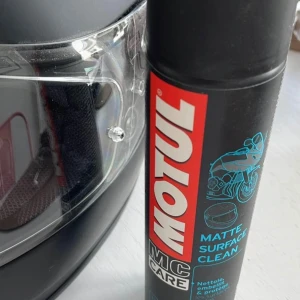 Hjälm HJC (MC alt moped) Nyskick, inkl lås och spray - Helt ny, knappt använd hjälm HJC inklusive lås och rengöringsspray (oöppnad). Stl hjälm XS/54. Ej prutbart. Finns i Hästevik.   Läs mer om hjälmen: https://www.mcstore24.se/produkt/hjc-hjalm-c70n-mattsvart/?attribute_pa_storlek=xl&gad_source=1&gbraid=0AAAAAp0muhfqE6-2cWIrJvSkuPoIIzwk1&gclid=CjwKCAjwx4O4BhAnEiwA42SbVAZ3s9LdiTxHAFB17DHALogUrxhThV_AgiJonouldpzPXAGVja1bFBoCaSgQAvD_BwE 