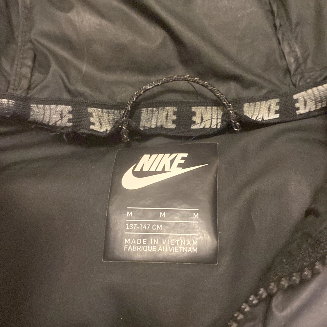 Svart dunjacka från Nike - 90