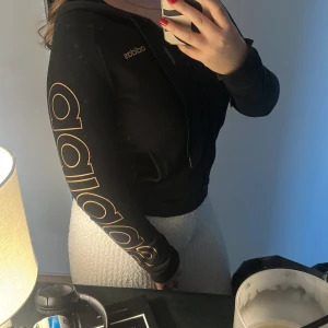 Svart adidas hoodie  - Storlek S, svart adidas hoodie med guldigt tryck 