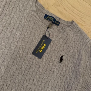Ralph Lauren tröja - Säljer denna Dam Ralph Lauren tröja i 10/10 skick och helt oanvänd. Den kan även vara unisex. Vid fler frågor hör av er.