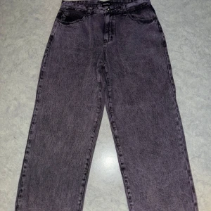 Lila baggy jeans  - Snygga lila jeansbyxor med en baggy passform, perfekt för en avslappnad stil. Passar bra till både sneakers och kängor.