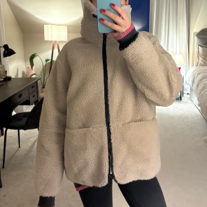 Cozy Teddyjacka🧸🧸 - Jättenajs jacka, perfekt nu till våren! Använd en del nu i våras, köpt i vintras från Arket. Bra skick utom en liten defekt inuti fickan som inte syns utåt🩵🩵