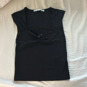 Söt topp - Jättesöt svart topp från lager 157 i storlek S, aldrig använd, säljes då den inte kommer till användning. 