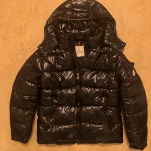 Moncler maya - Moncler jacka Storlek M, har använt den par gånger men gott som nytt, vi kan diskutera om priset 