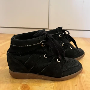 Isabel marant skor 🥰 - Säljer mina Isabel Marant skor i modellen ”bobby”🥰 de är i fint skick!! Skriv för fler bilder eller om ni har några frågor ❤️ Pris går att diskutera🥰