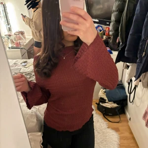 Vinröd ribbad tröja - Säljer en vinröd ribbad tröja med långärmad design. Den är både stilren och bekväm, helt ny💞tar emot prisförslag