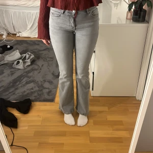 Grå bootcut jeans - Grå bootcut jeans från Gina tricot. Är lågmidjade men skulle även säga att dom är mid waist. Använda fåtal gånger. Super fina jeans. Priser kan diskuteras 💕