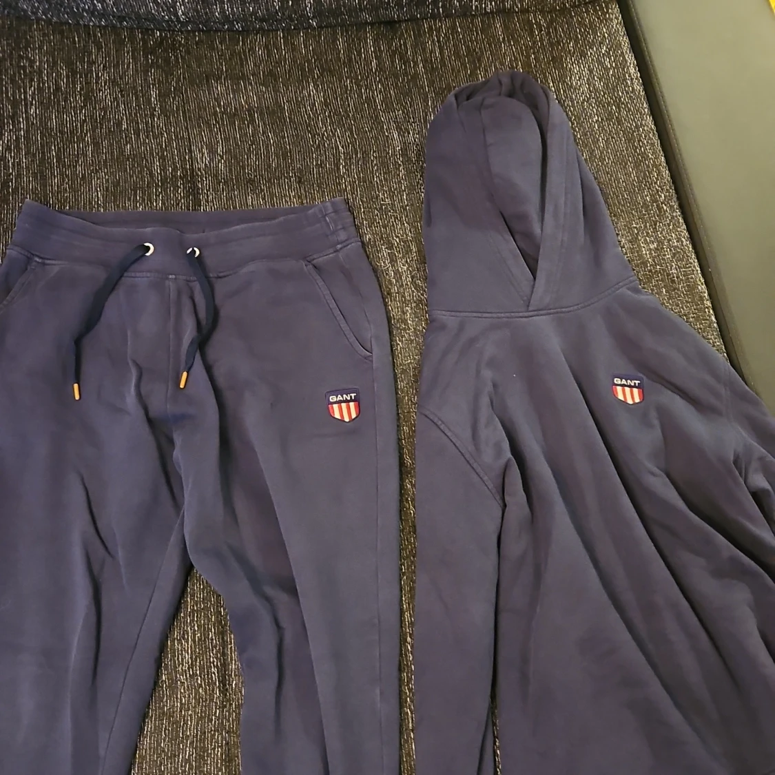Mörkblå hoodie och byxor från GANT