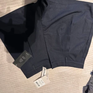 Marinblåa shorts med fickor - Snygga svarta shorts med en stilren design. De har praktiska fickor och en bekväm passform. Perfekta för en avslappnad stil.