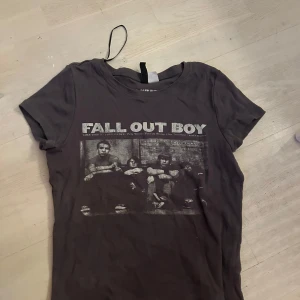 Svart Fall Out Boy t-shirt - Cool svart t-shirt med Fall Out Boy-tryck på framsidan. 