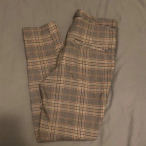 Rutiga kostymbyxor  - Från Monki. Medel till smal passform