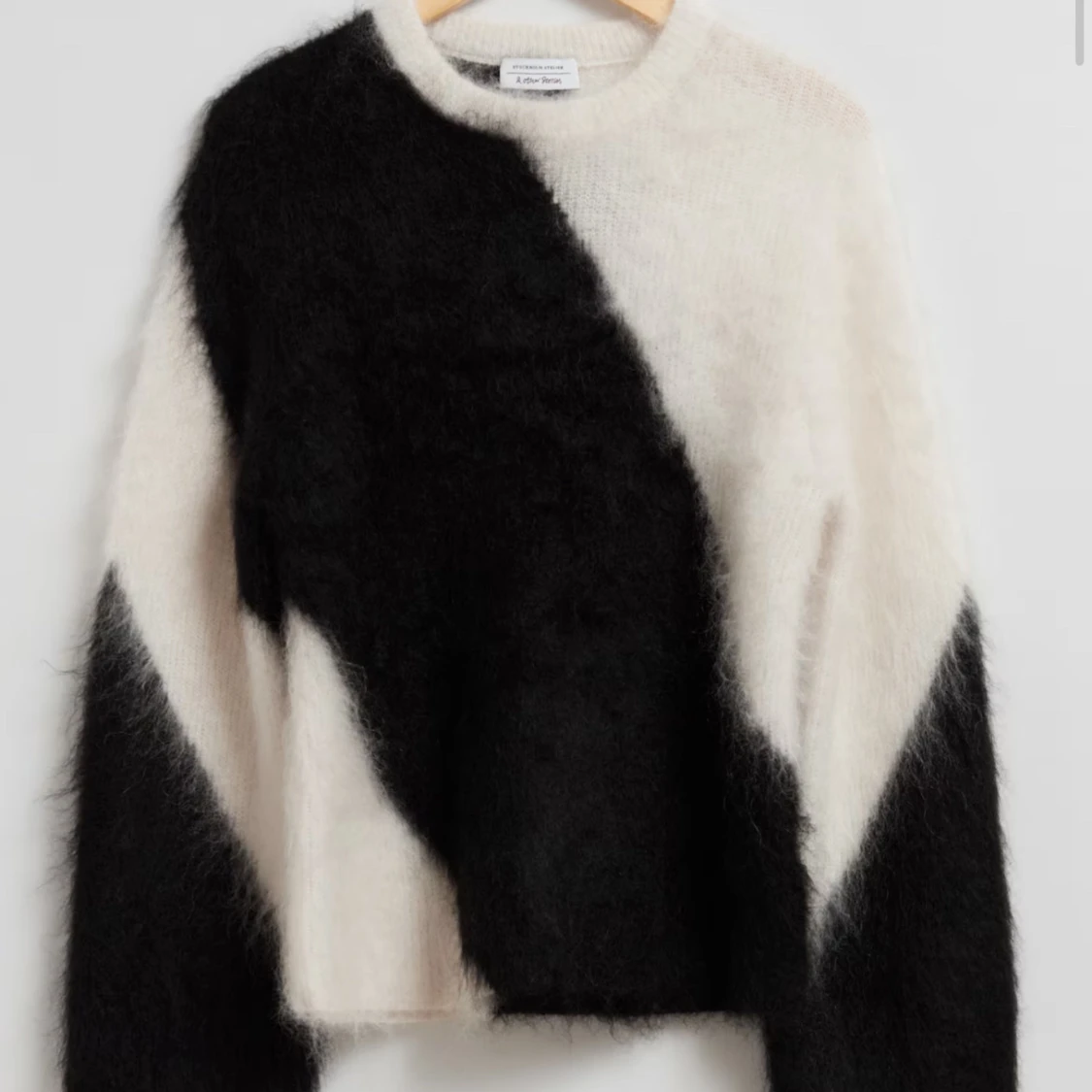Fluffig tröja svart/vit från otherstories - 90