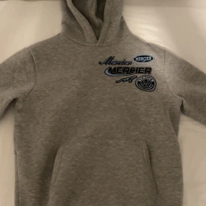 Mercier hoodie - Hej, säljer min helt nya mercier hoodie som jag fick i prisent, inga skador eller liknande samt aldrig använd. Storlek XS men passar också storlek S