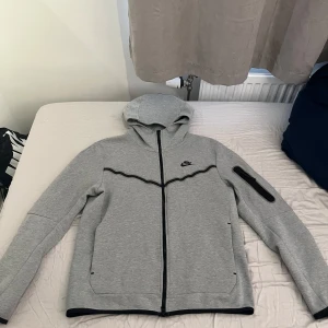 Nike tech fleece  - Kofta storlek M, Byxor storlek L, 