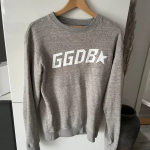 Golden goose tröja  - Säljer min tröja från golden goose i väldigt gott skick bortsett från att lappen saknas i nacken, lappen satt löst redan vid köp från ABCD i Göteborg, där jag köpte tröjan för ca 4500kr