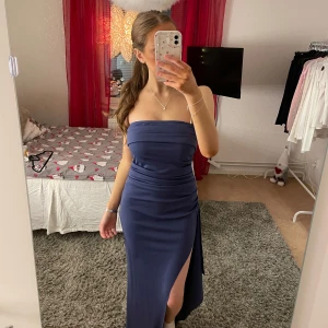 Balklänning marinblå - Hej, säljer en balklänning som aldrig kom till användning. Klänningen är i storlek XS men passar även S och XXS. Skriv om ni har frågor.