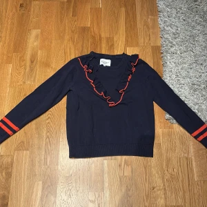 Mörkblå tröja med volangdetaljer - Fin tröja från Bondelid i storlek S