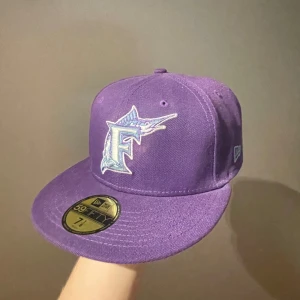 New Era fitted cap - Tjena, säljer nu denna feta New era kepsen i unik colorway, Sprillans ny i skicket och storleken är 7 1/8 dvs 56.8 cm. Priset är inte hugget i sten. Hör av er vid funderingar!🙌