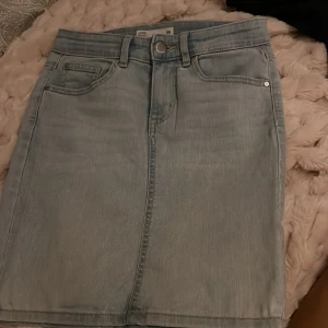 Ljusblå jeanskjol  - Ljusblå jenaskjol strl XS