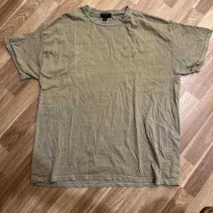 Beige/gul t-shirt - Beige/gul t-shirt från New Look i storlek M. Den har ett tryck på bröstet, är avslappnad passform och kortärmad. Oanvänd!