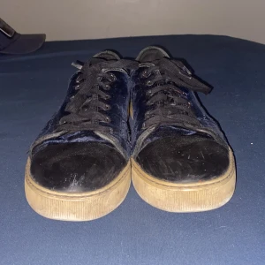 Svarta lanvins bytes! - Byter gärna dom mot någon parfym helst eller ett par skor i stl 41