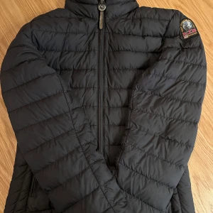 Svart dunjacka från Parajumpers - Säljer en svart dunjacka från Parajumpers. Modell juliet i storlek xs. I mycket fint skick. 