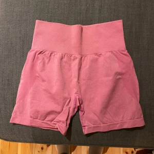 Tränings shorts - Rosa tränings shorts från Xshapes. Storlek L men passar M-L. Påminner om de från NVGTN. Ingen scrunch men har konturer  bak som framhöver rumpan. Mycket bra skick utan noppror osv.