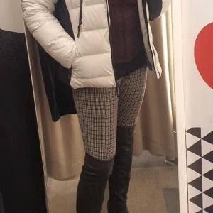 Vit dunjacka från RevolutionRace, strl L - Säljer en snygg vit dunjacka från RevolutionRace, modell Igloo Jacket i färgen oatmeal (cremevit). Jackan har en praktisk huva som tom går över en slalomhjälm. Snyggt att kunna markera midjan genom att dra åt på sidorna. En mycket skön och varm jacka! Säljes pga jag köpte likadan i annan färg. Den är inte använd mer än ett par ggr men tvättad och uppuffad till nyskick. Behandlad med Revolution Race egen impregneringsspray. Ord.pris: 1299kr