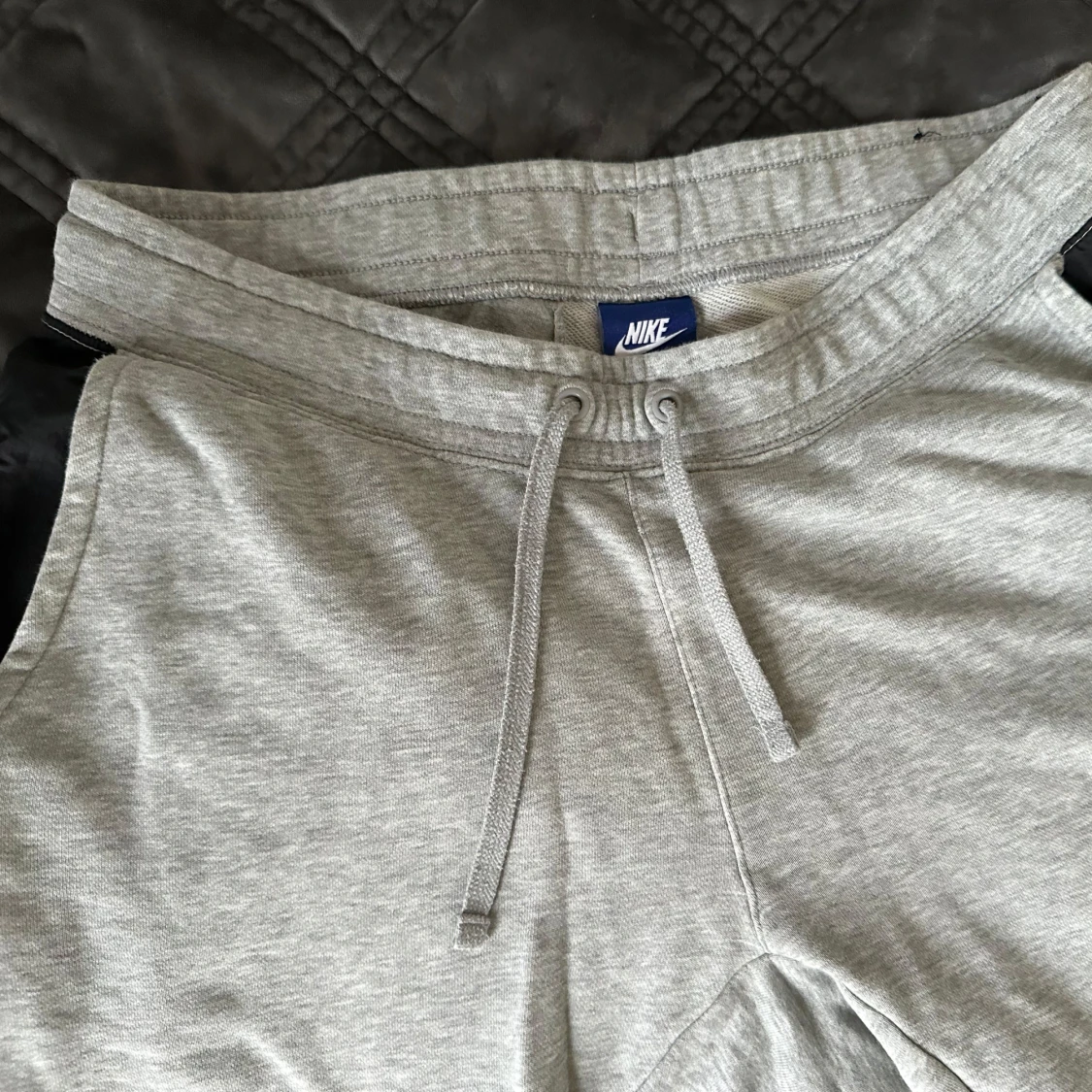 Grå mjukisbyxor från Nike - 90