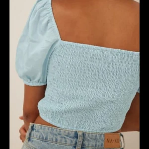 Blå tröja med volanger - En bekväm blå tröja med volanger vid axlarna. En topp med högkvalitativt material från Bikbok. 