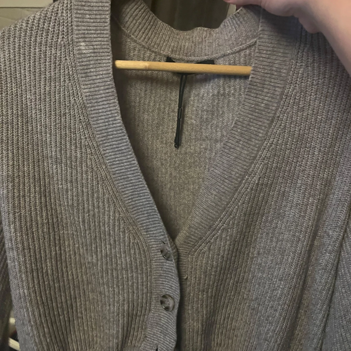 Grå ribbad kofta från BIKBOK - 90